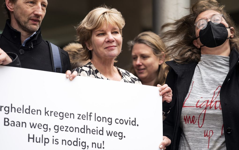 Joost Veldt (CNV, links) en FNV vicevoorzitter Kitty Jong (m) bij rechtbank voorafgaand aan een kort geding waarin de vakbonden CNV en FNV een compensatieregeling eisen voor zorgmedewerkers die arbeidsongeschikt zijn geraakt door langdurige covid. beeld ANP, Jeroen Jumelet