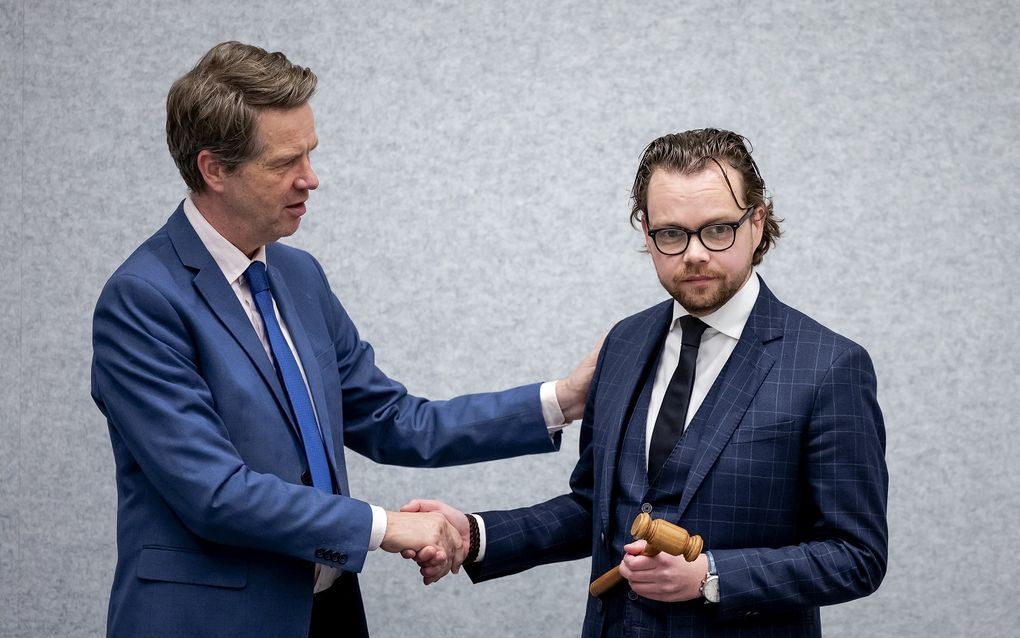 Daan de Kort (VVD) voorzitter van de parlementaire enquêtecommissie corona tijdens de constituerende vergadering. De commissie gaat onderzoek doen naar de politieke besluitvorming en de maatschappelijke gevolgen van de coronacrisis. beeld ANP, Robin van Lonkhuijsen