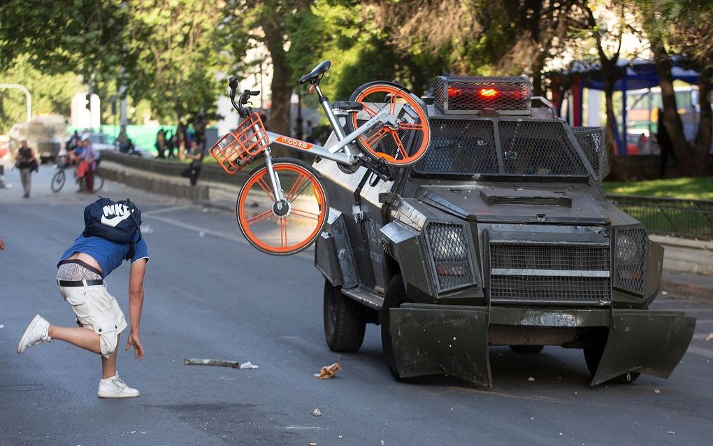 Demonstranten zoeken de confrontatie met de Chileense oproerpolitie. beeld AFP