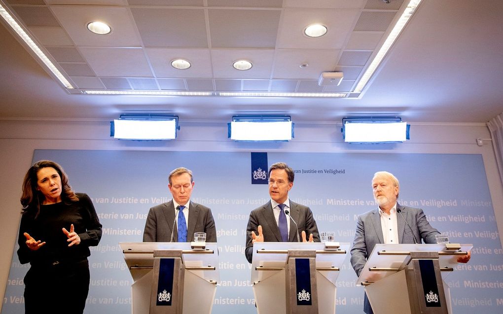 Minister Bruno Bruins (Medische Zorg), premier Mark Rutte en Jaap van Dissel (v.l.n.r.) van het RIVM tijdens een persconferentie waarop de nieuwe maatregelen rondom het coronavirus bekend worden gemaakt. beeld ANP