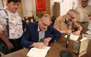 Theoloog José Moreno (l.) en letterkundige Ángel Romera (r.) signeren hun heruitgave van Calderóns autobiografie. beeld Act. Ev.