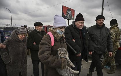 Oekraïense mensen evacueren uit de stad Irpin, ten noordwesten van Kiev. beeld AFP, Aris Messinis
