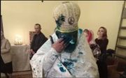 Priester met verf bespoten. beeld Facebook, Dana Madzyuk