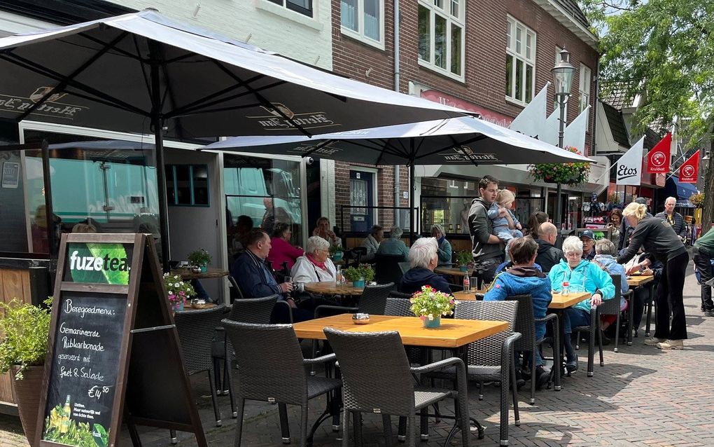 Terrasje aan de Dorpsstraat in Nunspeet. Christenen op straat vinden het wel prima dat de SGP en de CU niet samenwerken in het Europees Parlement. beeld RD