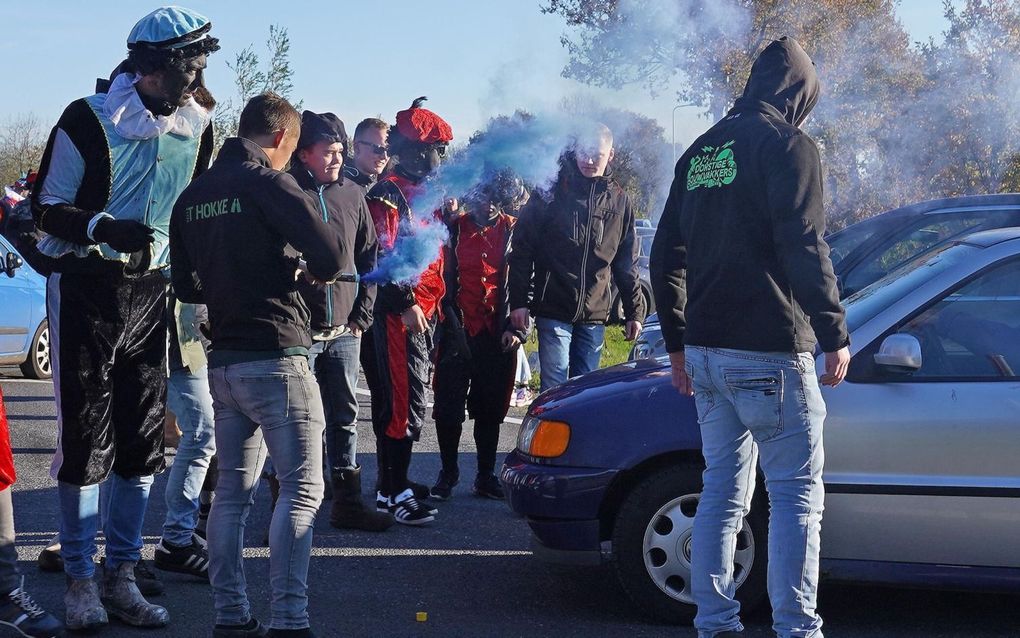 Onruststokers vóór Zwarte Piet gaan de confrontatie aan met KOZP-demonstranten en waarnemers van Amnesty International, zaterdag in Staphorst. beeld persbureau Meter