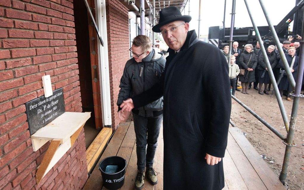 Ds. P. de Boer plaatst de gedenksteen. beeld William Hoogteyling