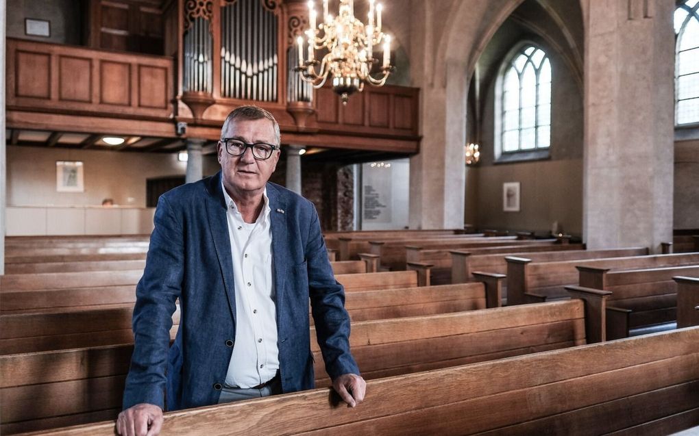 Kerkenraadsvoorzitter Ernst van Drumpt in de kerk van Zelhelm waar vrijdag een organist is mishandeld. beeld Jan Ruland van den Brink