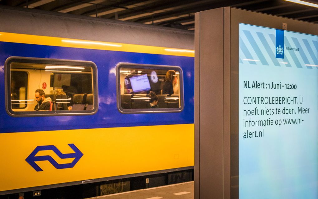 Een bericht van NL-Alert is te zien op een digitale reclamezuil op station Den Haag Centraal. beeld ANP, LEX VAN LIESHOUT