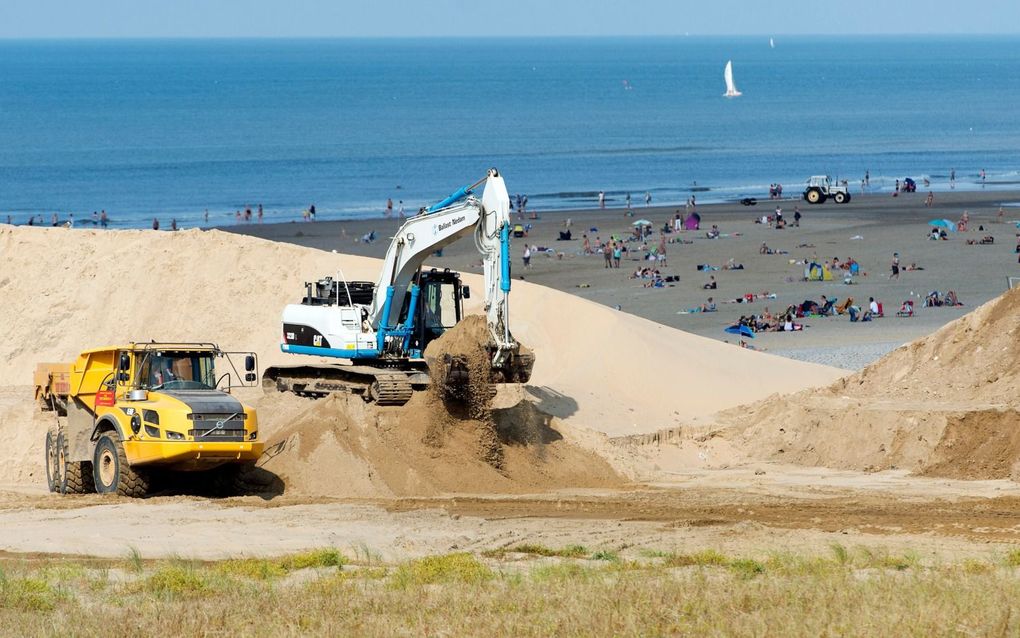 Versterking van de kustverdediging in Katwijk aan Zee in 2014. beeld ANP, Koen van Weel