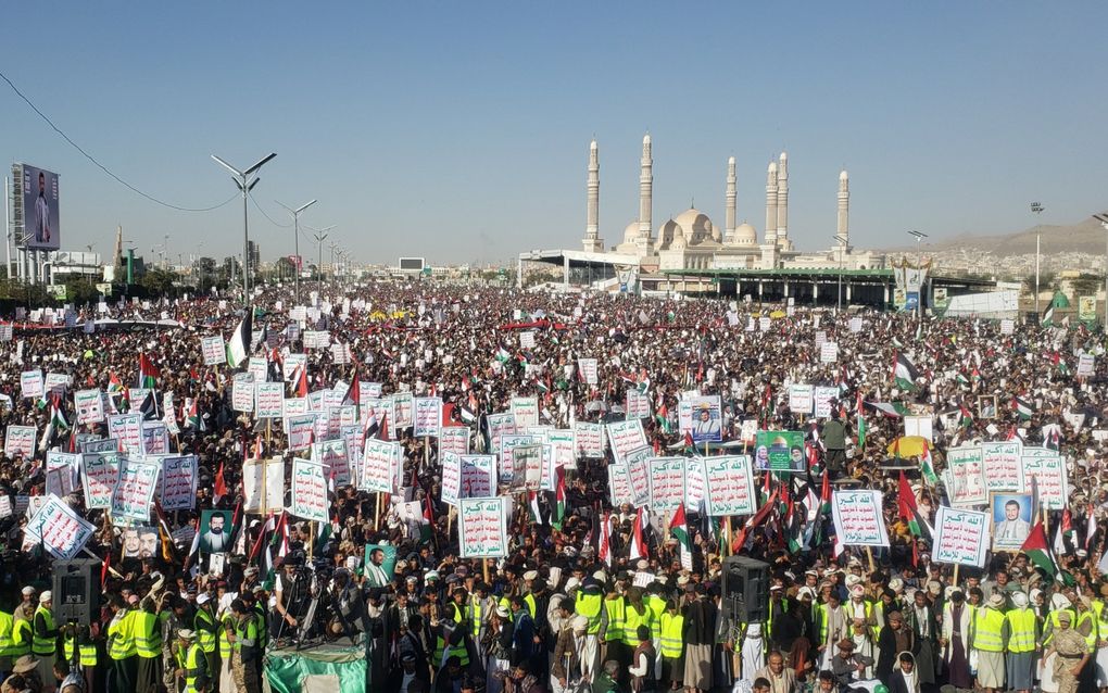 Inwoners van de Jemenitische hoofdstad Sana’a protesteren tegen de aanvallen. beeld EPA, Yahya Arhab