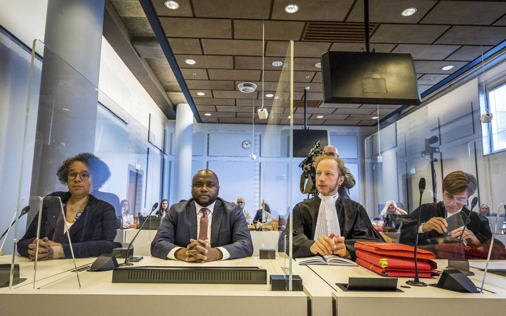 Advocaat Jelle Klaas (r.) en Mpanzu Bamenga (m.) voorafgaand aan de uitspraak van de rechtbank of de Koninklijke Marechaussee zich schuldig maakt aan etnisch profileren. beeld ANP, Lex van Lieshout