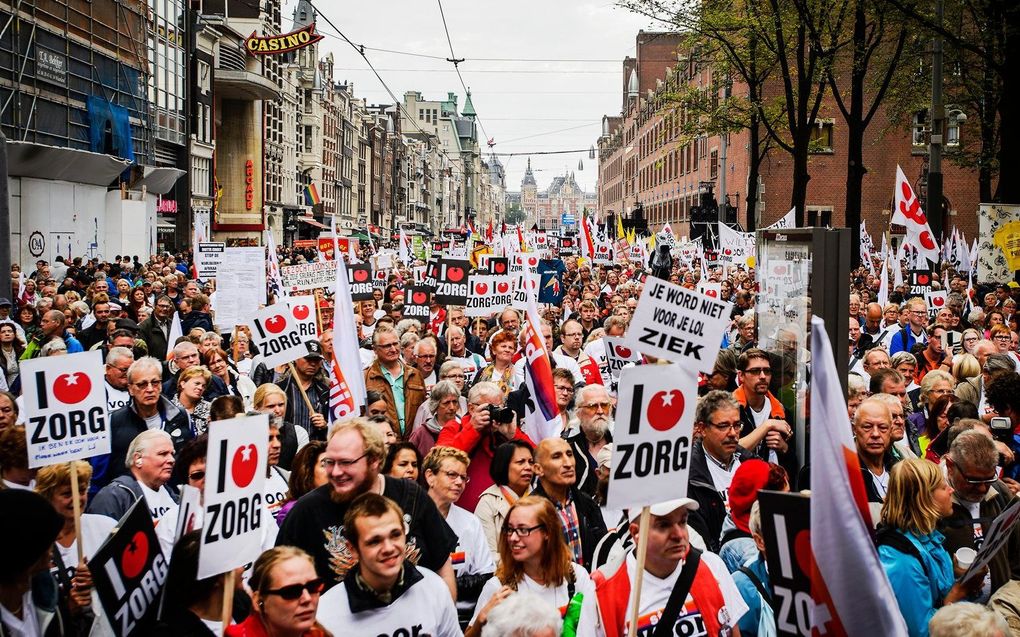 Een demonstratie in Amsterdam tegen bezuinigingen in de zorg, september 2015. beeld ANP, Remko de Waal