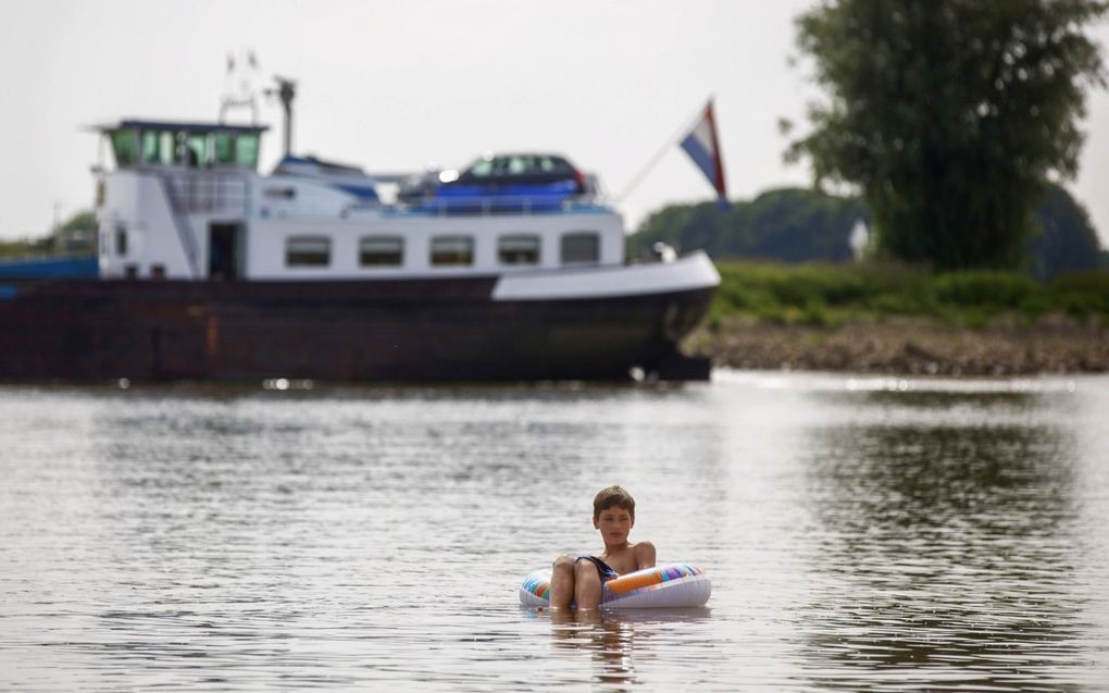 Het zwemmen in rivieren is niet zonder gevaar. Langsvarende schepen kunnen een sterke zuiging doen ontstaan, die zwemmers onder water sleurt.  beeld ANP, Martijn Beekman