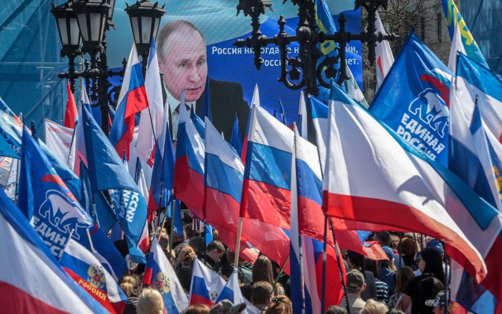 Steunbetuigingen voor de Russische president Vladimir Poetin, op de Krim. De regio is van oudsher sterk verbonden met Cherson. beeld AFP