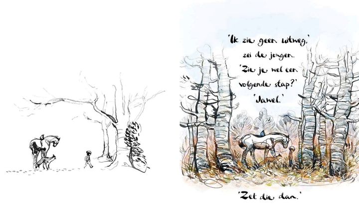 Twee snel geschetste plaatjes naast elkaar van een paard dat tussen enkele bomen staat. Ernaast loopt een vos en een jongen. Op de rug van het paard zit een mol. Het plaatje links is in zwart-wit, de tekening rechts heeft een beetje kleur.