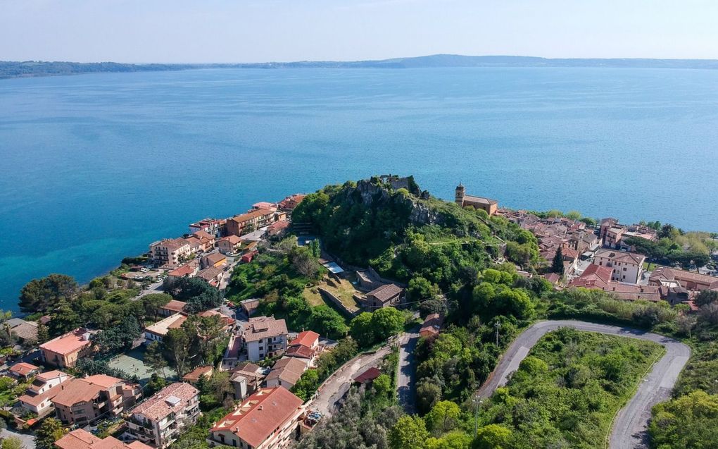 Het Italiaanse stadje Trevignano. Drommen pelgrims verzamelen zich hier, omdat er een Mariabeeld spontaan bloed gehuild zou hebben. beeld Istock