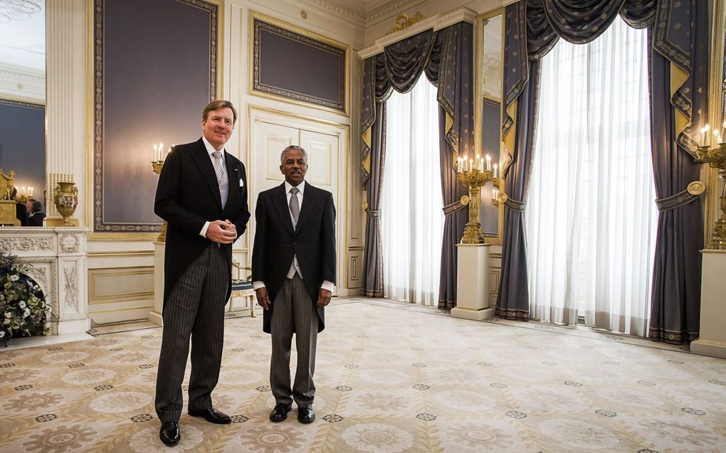 De ambassadeur van de Staat Eritrea, Z.E. Negassi Kassa Tekle (r.), tijdens de overhandiging van de geloofsbrieven door koning Willem-Alexander op Paleis Noordeinde. beeld ANP, REMKO DE WAAL