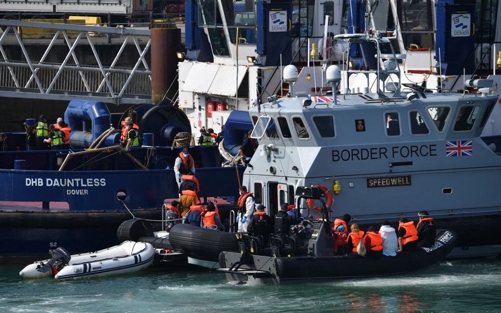 Britse kustwachten brengen bootmigranten in veiligheid. De regering-Sunak presenteert dinsdag een wet die het mogelijk maakt om illegale migranten direct terug te sturen. Beeld AFP, Ben Stansall