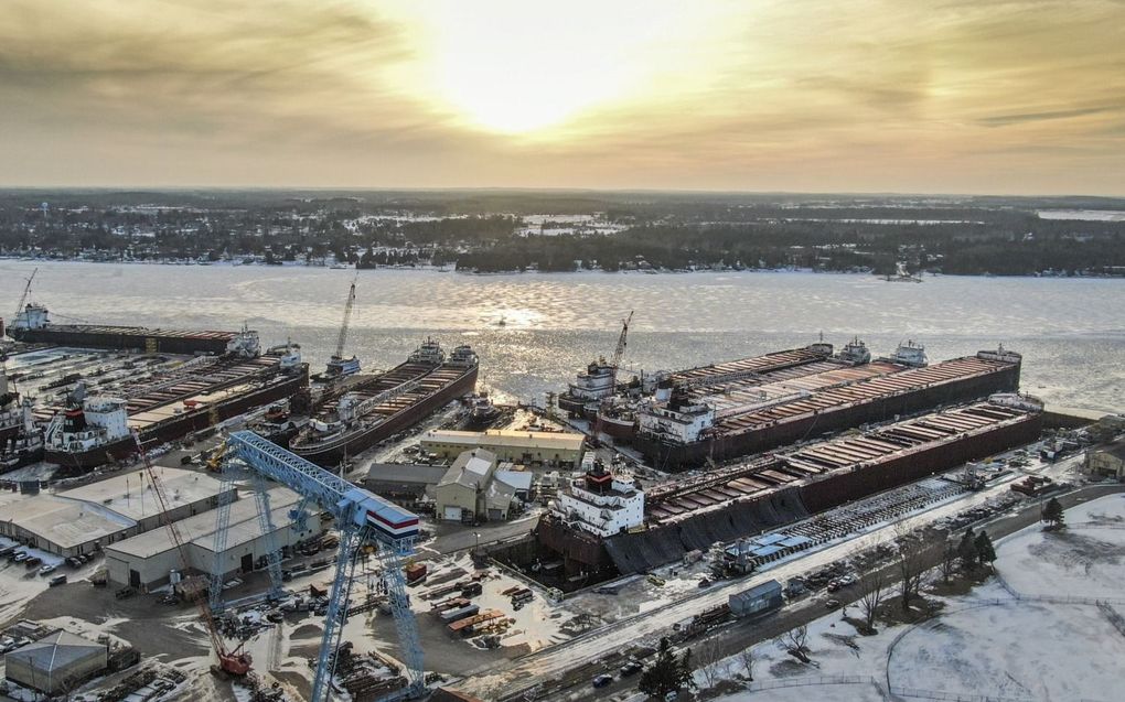 Vooraan de bulkcarrier Mesabi Miner, daarachter de American Spirit. beeld EPA, Tannen Maury