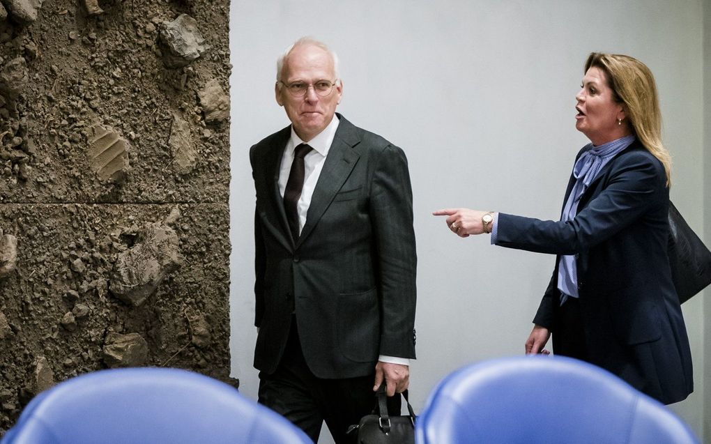 Piet Adema, minister van Landbouw, Natuur en Voedselkwaliteit, en Christianne van der Wal-Zeggelink, minister voor Natuur en Stikstof, voor aanvang van het debat over het Stikstofrapport van Johan Remkes. beeld ANP, Bart Maat