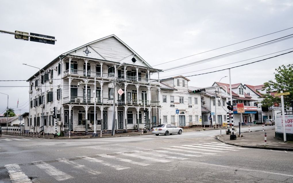 Straatbeeld in de Surinaamse hoofdstad Paramaribo. beeld ANP, Bart Maat