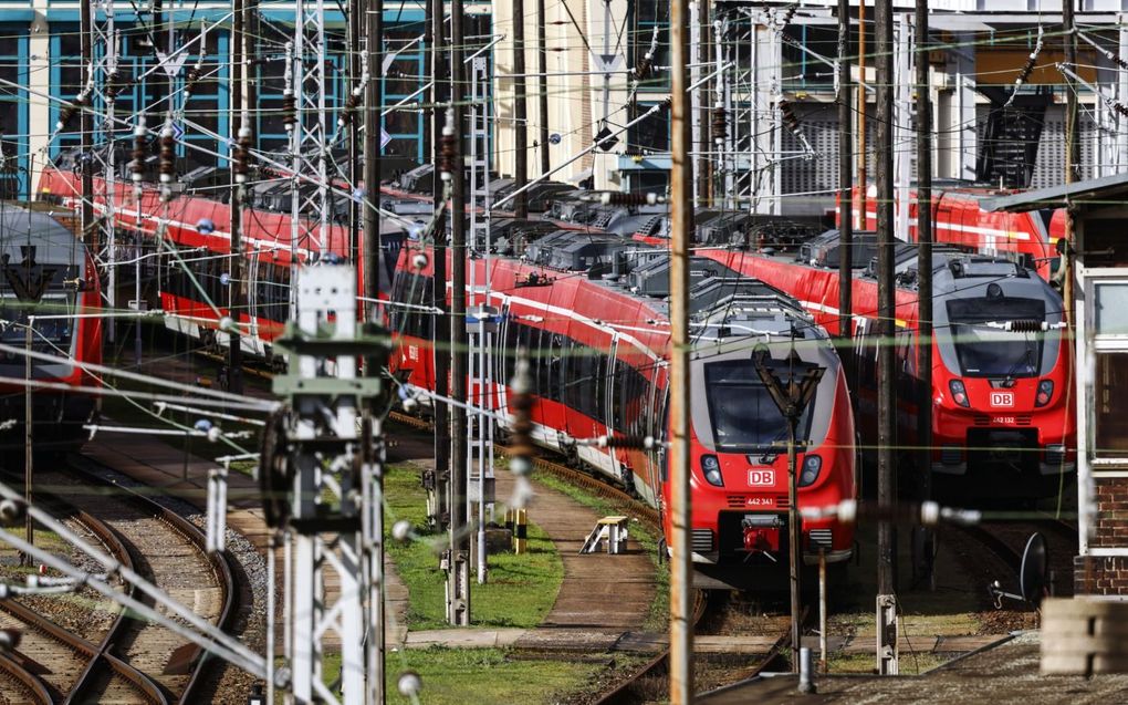 Treinen in de buurt van een treinstation in Berlijn. beeld EPA, Hannibal Hanschke