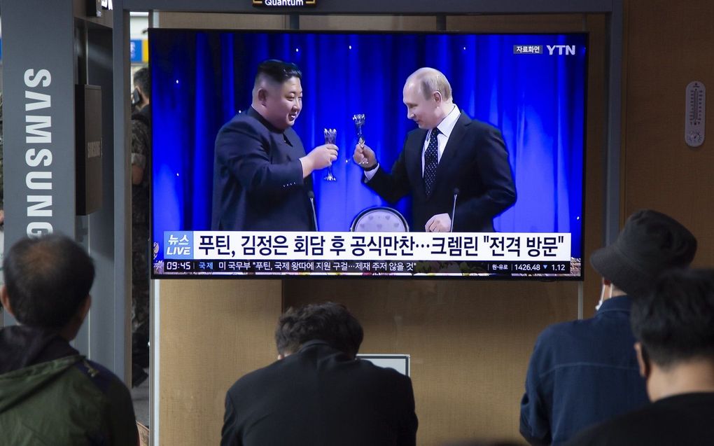 Mensen kijken in de Zuid-Koreaanse hoofdstad Seoul naar het nieuws over het bezoek van de Noord-Koreaanse leider Kim Jong-un aan Rusland. beeld  EPA, JEON HEON-KYUN