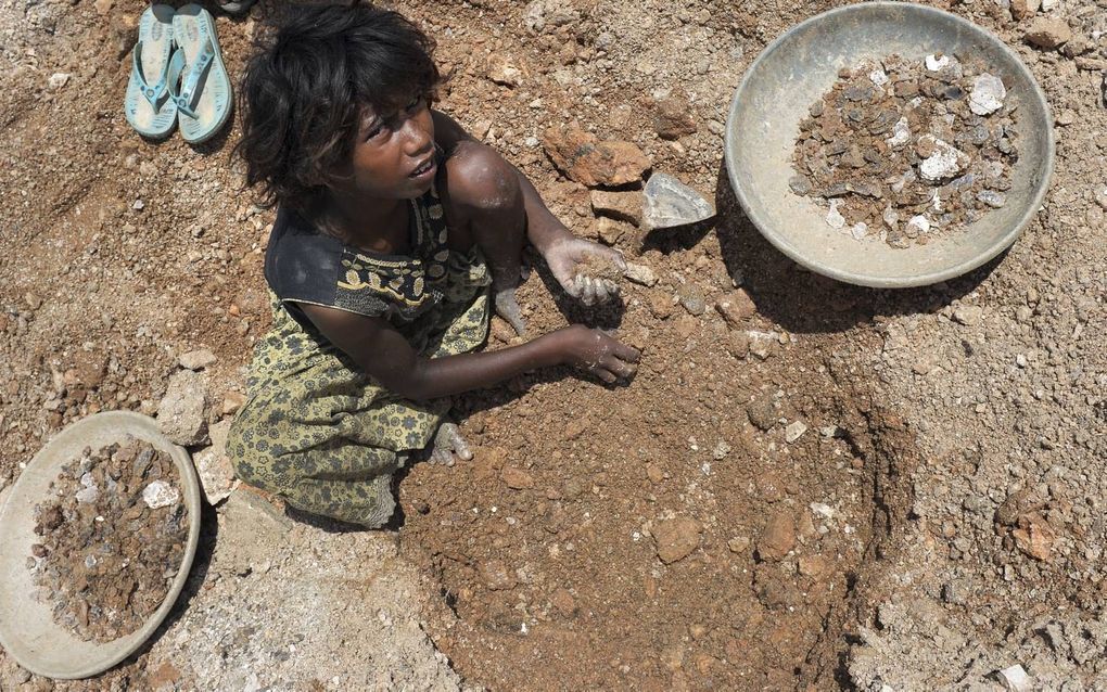 Een Indiaans meisje delft het mineraal mica. beeld ​ANP, Dibyangshu Sarkar