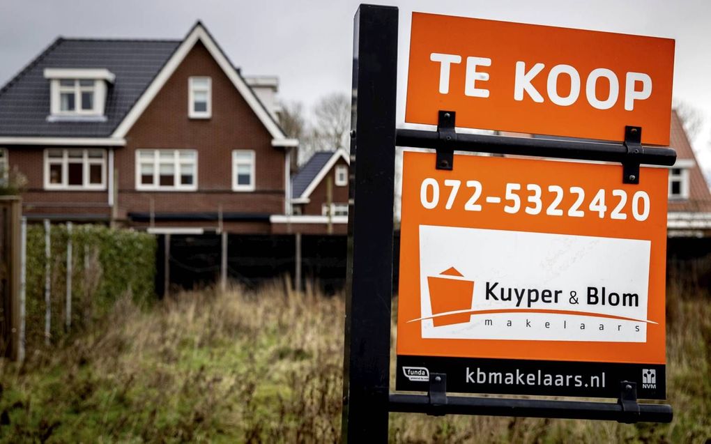 Een bord met te koop bij een woning in Heiloo. De organisatie Nationale Hypotheek Garantie vreest betalingsproblemen bij hypotheken. beeld ANP, Koen van Weel