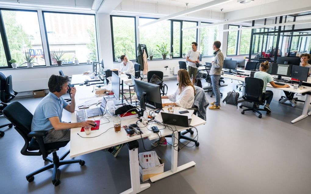 „In de Planningsbrief die het ministerie van Sociale Zaken en Werkgelegenheid (SZW) onlangs naar de Tweede Kamer zond, is geen voornemen tot wet- of regelgeving voor thuis- of locatiewerk opgenomen.” Foto: medewerkers van Picnic op kantoor. beeld ANP, Jeroen Jumelet