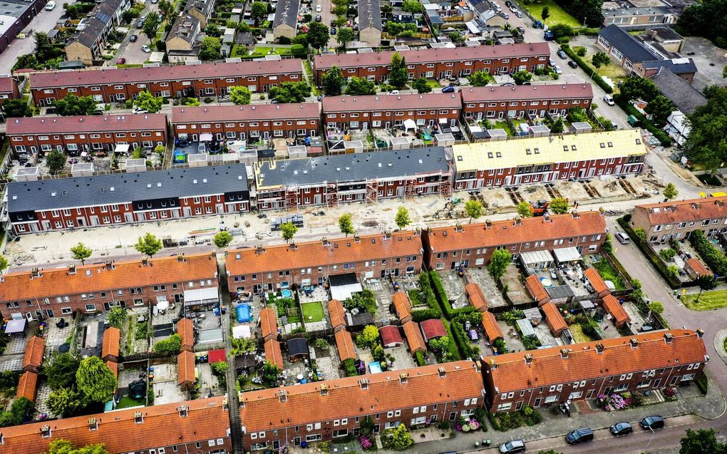 Dronefoto van sociale huurwoningen in aanbouw in de Indische buurt in Zwijndrecht. beeld ANP JEFFREY GROENEWEG