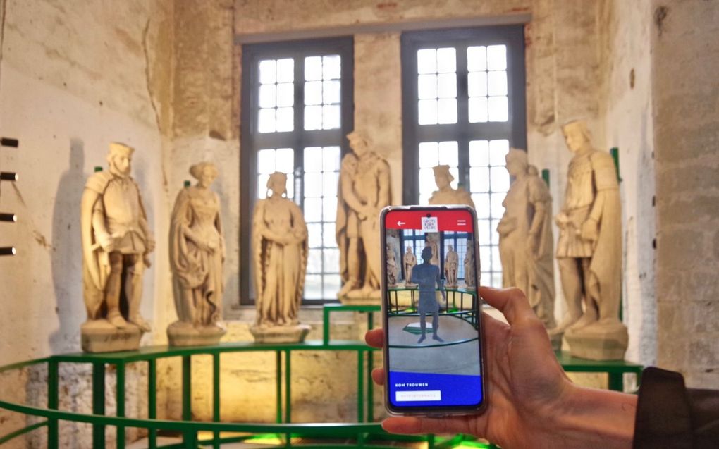 Het standbeeld van Wolfert van Borsele is digitaal tot leven te wekken met een app op de telefoon.  beeld Grote Kerk Veere