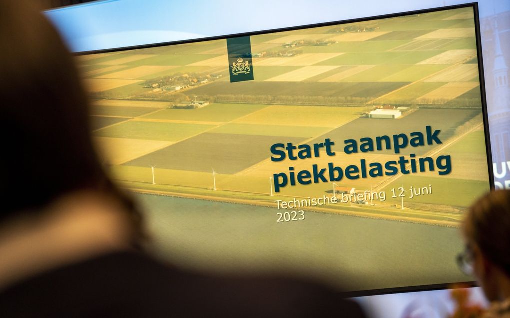 Een droog uienveld in het Zeeuwse Kamperland. Opnieuw kampt Nederland met watertekorten. beeld ANP, Robin Utrecht
