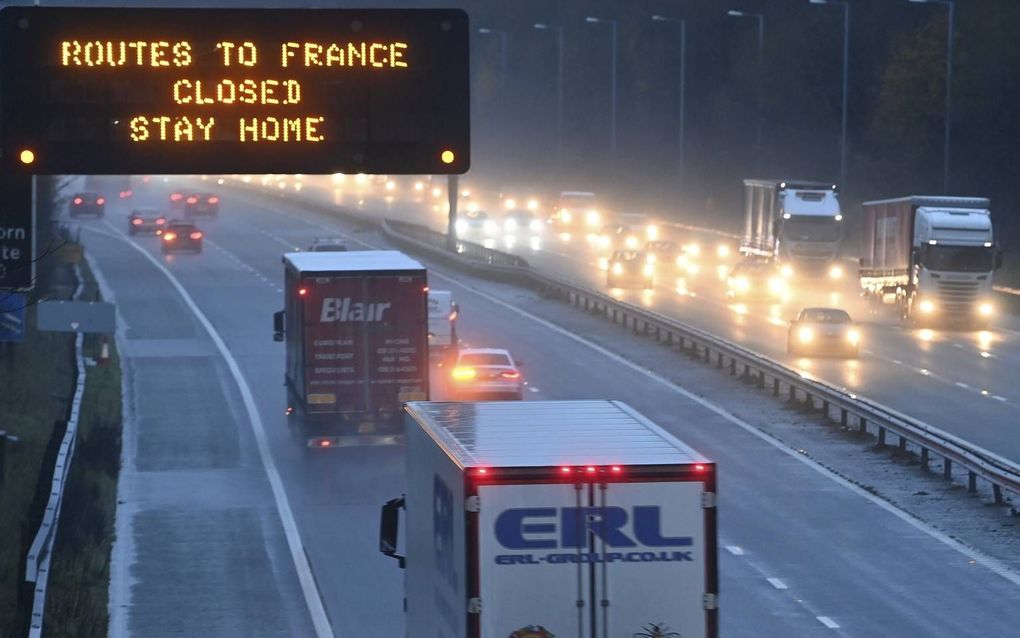 Groot-Brittannië zit op slot. Foto: een bord op de snelweg in Noordwest-Engeland informeert automobilisten dat alle routes naar Frankrijk zijn afgesloten. beeld AFP, Paul Ellis