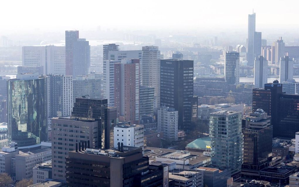 „Vanaf de 18e eeuw neemt de wereldbevolking ineens pijlsnel toe. Van 1 miljard in 1800, naar 2 miljard in 1928, 4 miljard in 1975 en 8 miljard in onze tijd.” Foto: skyline Rotterdam. beeld ANP, Lex van Lieshout