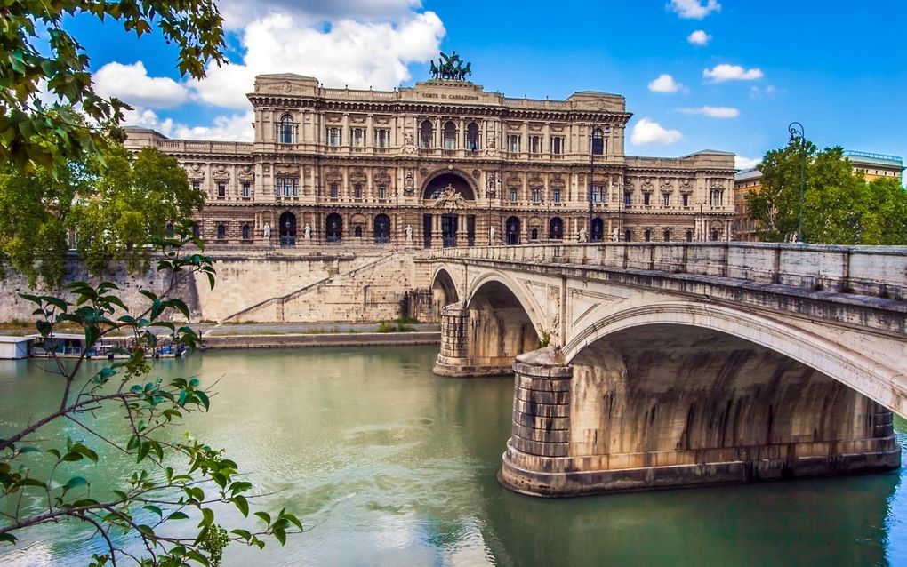 Het Italiaanse Hooggerechtshof met op de voorgrond de Ponte Umbero I brug tussen de wijken Prati en Ponte. beeld iStock