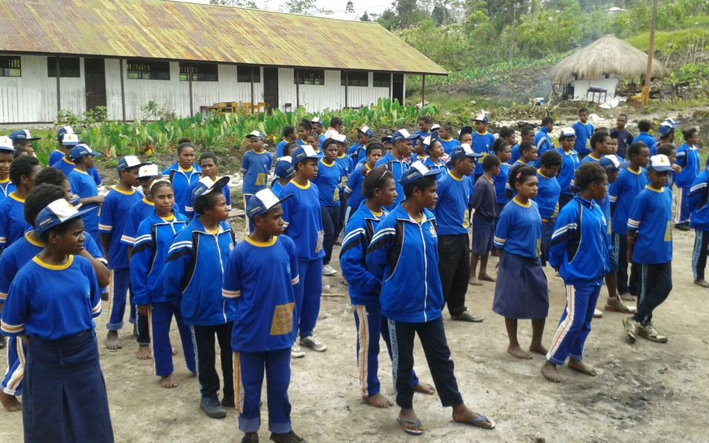 Leerlingen van de SMP Negri Abenaho op het schoolplein. Miljoenen kinderen worden volwassen zonder beheersing van noodzakelijke vaardigheden als het lezen van treintijden. beeld Karunia Foundation