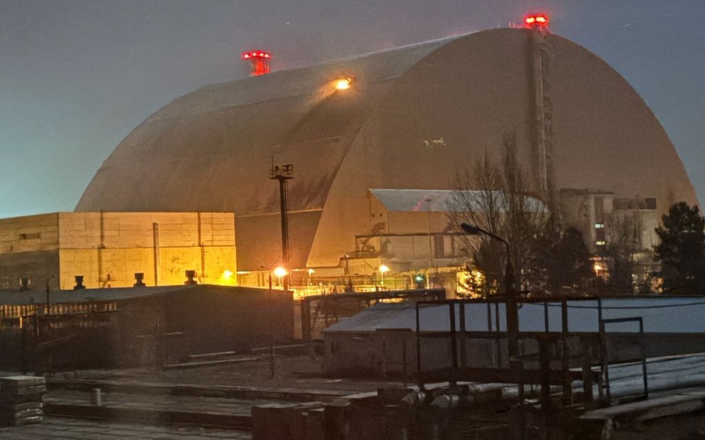 Het moment van de droneaanval op de sarcofaag in Tsjernobyl. beeld EPA, IAEA 