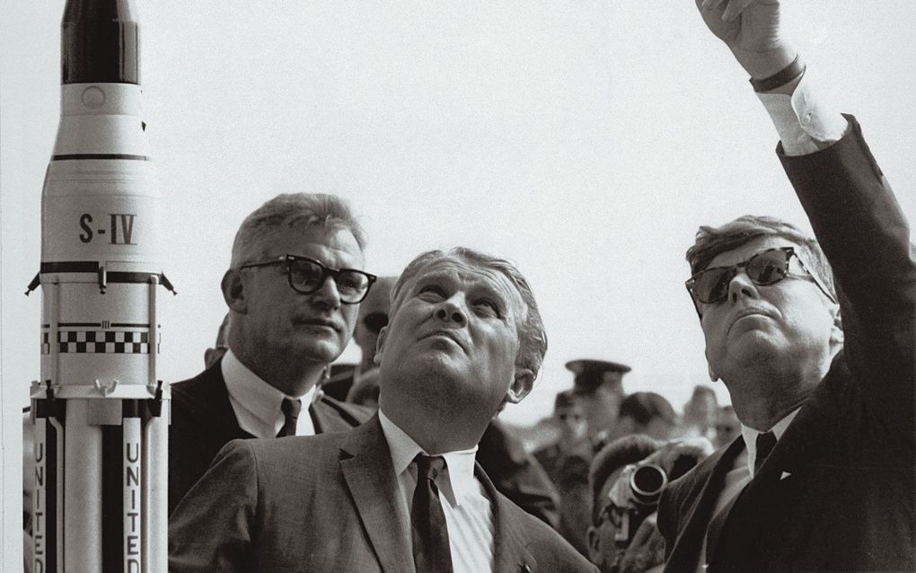 Raketingenieur Wernher von Braun (m) naast president John F. Kennedy. Onder leiding van de Duitser, die controversieel was vanwege zijn nazi-verleden, zetten de Verenigde Staten de eerste stappen in de ruimtevaart. beeld AFP