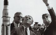 Raketingenieur Wernher von Braun (m) naast president John F. Kennedy. Onder leiding van de Duitser, die controversieel was vanwege zijn nazi-verleden, zetten de Verenigde Staten de eerste stappen in de ruimtevaart. beeld AFP