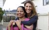 De Pakistaanse christin Asia Bibi (links) schreef samen met de Franse journaliste Anne-Isabelle Tollet de autobiografie ”Enfin libre!”. Volgens de journaliste heeft het geloof van Bibi haar in staat gesteld haar gevangenschap vol te houden. beeld François