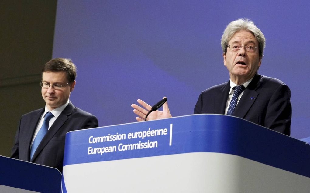 De Eurocommissarissen Valdis Dombrovskis (l.) en Paolo Gentiloni (r.). beeld EPA, Olivier Hoslet