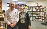 Het echtpaar Meeuwsen is al meer dan dertig jaar eigenaar van boekhandel Van Velzen in Krabbendijke. beeld Van Scheyen Fotografie