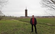 Jan Buth wil van de 63 meter hoge watertoren een ontmoetingsplaats voor het dorp Dirksland maken. beeld Van Scheyen Fotografie