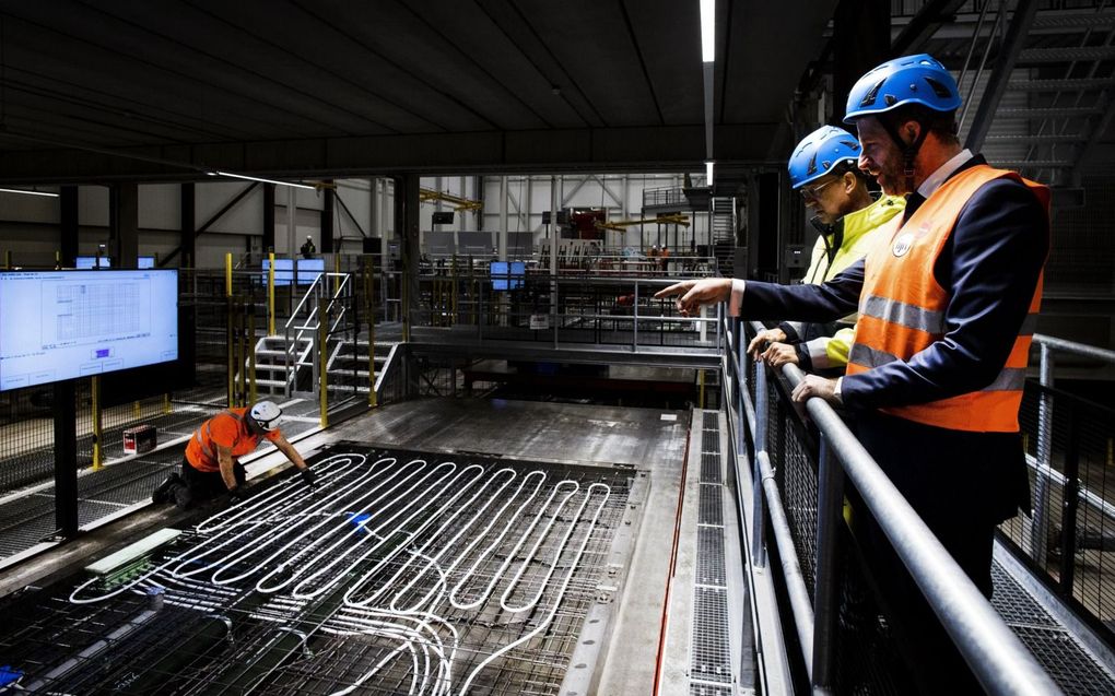 Minister De Jonge (Volkshuisvesting) bezocht woensdag een prefab woningfabriek in Heerenveen. De bewindsman wil voor 2030 zo’n 900.000 woningen bouwen, al ziet de NVM dat nieuwbouwwoningen steeds minder in trek zijn. beeld ANP, Ramon van Flymen