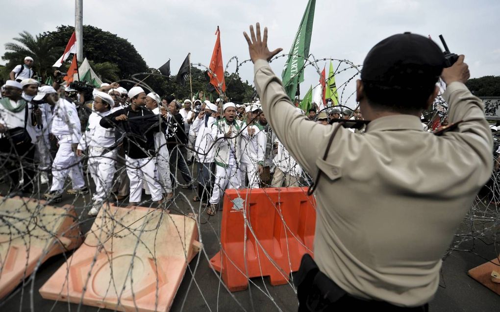 Honderden aanhangers van het Islamic Defenders Front (FPI) tijdens een demonstratie in 2016. De invloedrijke radicaalislamitische groep werd op 30 december verboden. beeld AFP, Bay Ismoyo