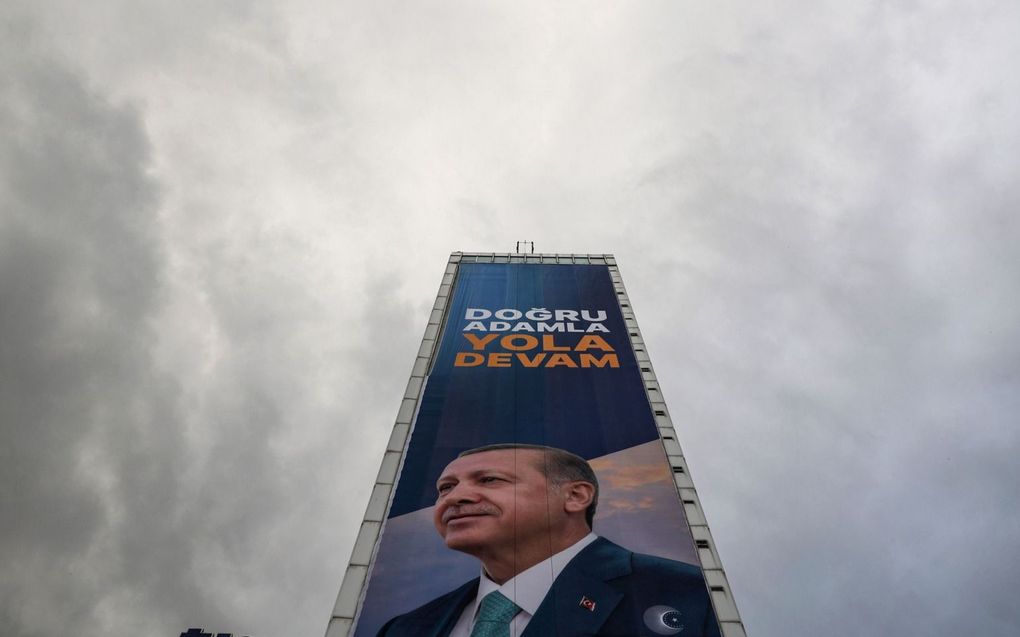 Verkiezingsposter met een foto van de zittende Turkse president Erdogan in de hoofdstad Ankara. De tekst op de affiche luidt: ”Laten we doorgaan met de juiste man”. beeld AFP, Adem Altan