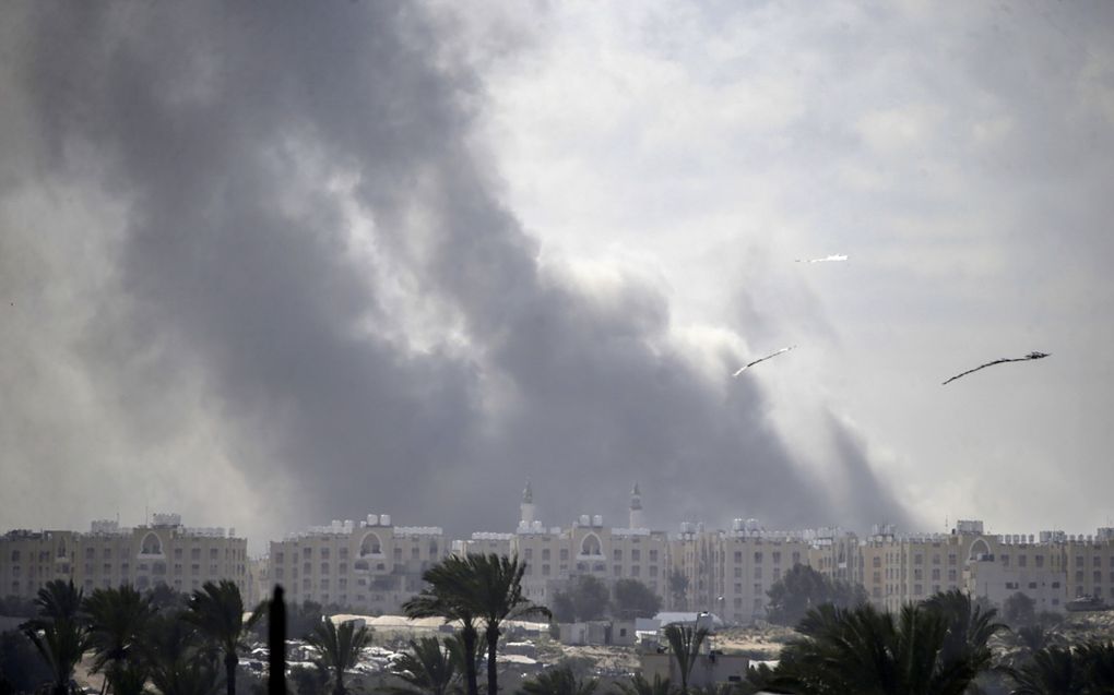 Rook stijgt op na een Israëlische luchtaanval in Khan Younis, afgelopen maandag. beeld EPA, Mohammed Saber