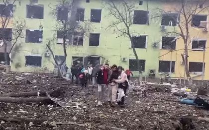 Ravage bij een kinderhospitaal in de Oekraïense stad Marieopol. De Oekraïense president Zelenski beschuldigt Rusland van genocide door het pand te bombarderen. Rusland beweert dat zich in het hospitaal Oekraïense strijders hadden verschanst. beeld AFP, politie Oekraïne