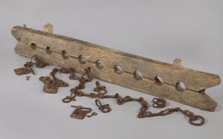 Tronco (meervoudige voetboei) voor het ketenen van slaven. beeld Rijksmuseum